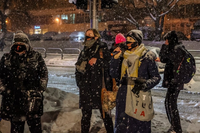 Protest "Media bez wyboru" przed regionalną siedzibą TVP w Gdańsku. Zdjęcia