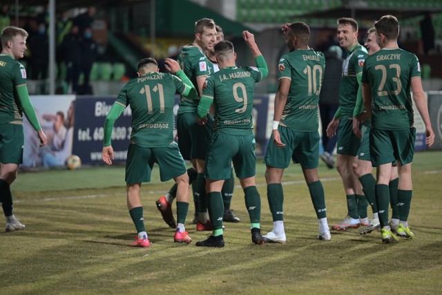 Piłkarze Olimpii (zielone stroje) mają powody do zadowolenia po zwycięstwie nad Stalą Rzeszów