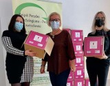 Różowe skrzyneczki ze środkami higieny czekają na uczennice częstochowskich szkół średnich