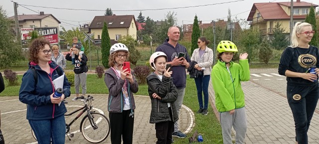 Piknik "I Ty zdobądź kartę rowerową!" w Jędrzejowie przyciągnął wielu młodych rowerzystów. Zobacz jak spędzili czas na kolejnych slajdach