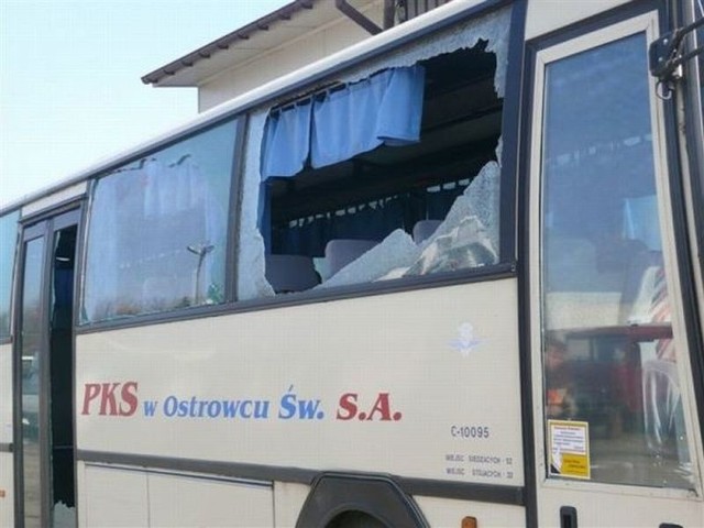 Kamienie wybiły szyby w oknach i drzwiach autobusu.