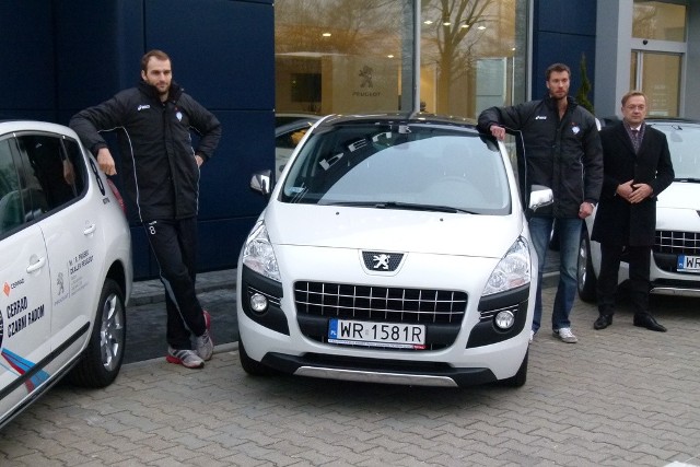 Trójka zawodników Cerrad Czarnych Radom oraz trener Robert Prygiel jeździć będą nowymi Peugeotami 3008. Na zdjęciu Dirk Westphal (z lewej), Adam Kamiński (w środku) i Robert Prasek, współwłaściciel radomskiego salonu marki Peugeot