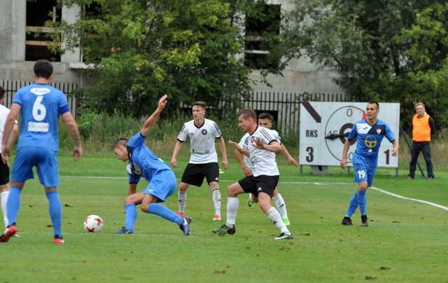 Garbarze (w biało-czarnych strojach) w poprzedniej kolejce u siebie pokonali Gwardię Koszalin 3:1