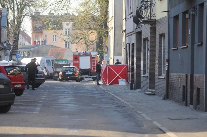 Na chodniku w Lesznie znaleziono zwłoki mężczyzny.