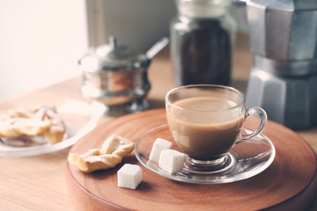 Badacze sprawdzili czy kawa słodzona cukrem lub słodzikami wpływa tak samo na organizm jak kawa bez dodatków.