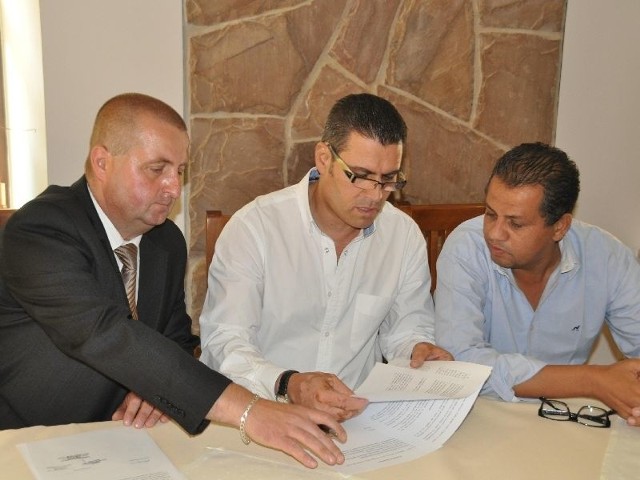 Prezes Orlicza Suchedniów Maciej Glijer (z lewej) podpisuje sponsorską umowę z Egipcjanami &#8211; Mohamedem Hamedem Elbasoyouni (w środku) oraz Mohamedem Farragiem.