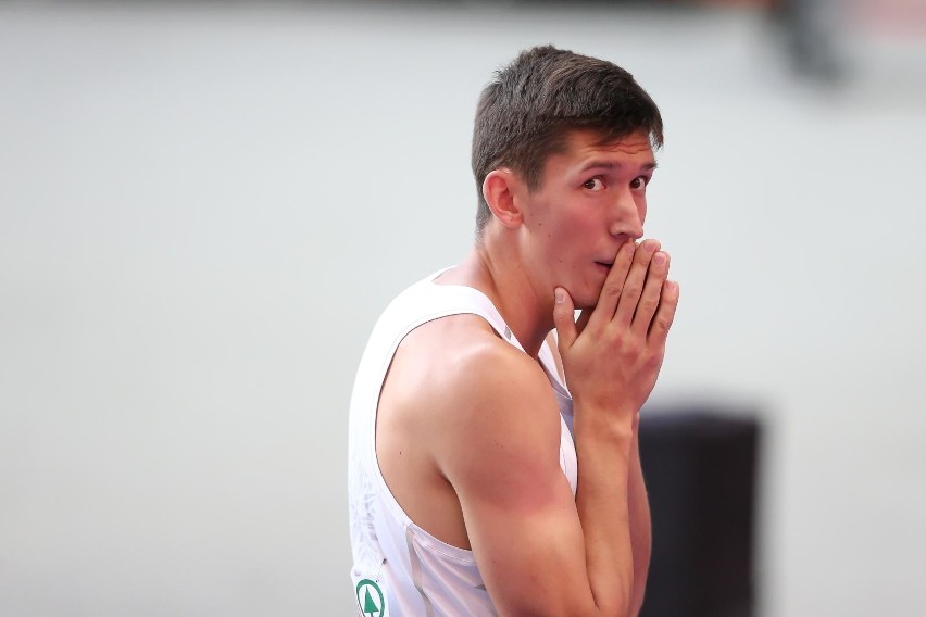 Damian Czykier jest w półfinale biegu na 60 metrów przez...