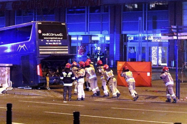 Akcja wyciągania autokaru z przejścia podziemnego na pl. Reagana we Wrocławiu