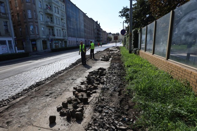 W swoim programie aktualny prezydent Wrocławia wymienił kilka ważnych wrocławskich dróg. Po niemal pięciu latach kadencji, na niektórych w ogóle nie pojawili się drogowcy.Zobacz aktualny stan ulic w następnych slajdach >>> 