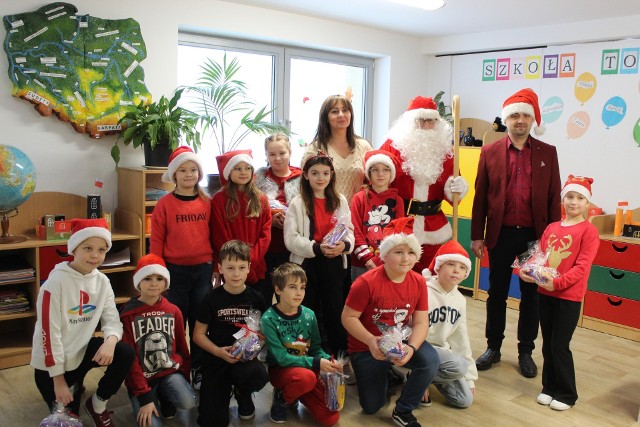 Z mikołajkową wizytą do szkół na terenie gminy Bałtów udał się wójt Hubert Żądło. Dzieci otrzymały słodkie prezenty.