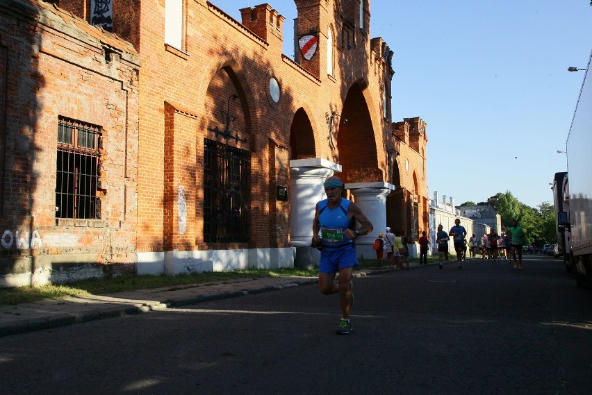 Bieg Fabrykanta 2016. 10 kilometrów szlakiem fabrykanckiej Łodzi [ZDJĘCIA]