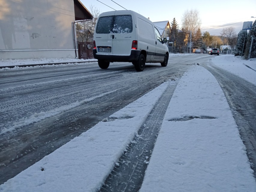 Droga powiatowa pomiędzy Bolechowicami a Rudawą. Lód i śnieg...