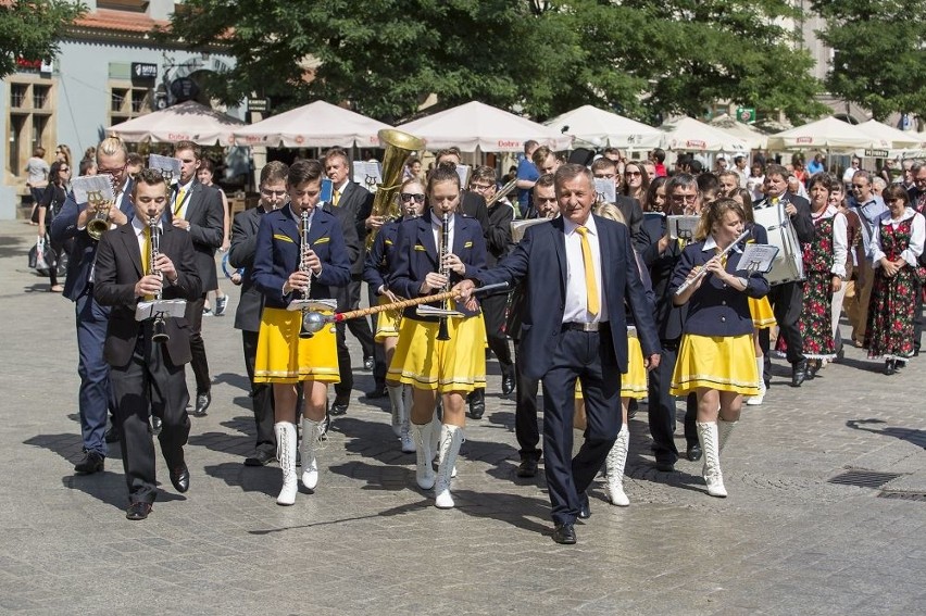 Dzień Pińczowa rozpoczął korowód dookoła Rynku Głównego w Krakowie prowadzony przez orkiestrę dętą.