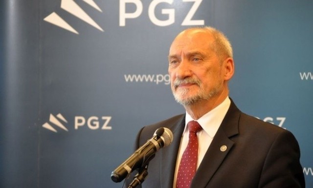 Minister Antoni Macierewicz przyjechał do Radomia, aby wręczyć zadośćuczynienie finansowe 59 uczestnikom robotniczych protestów Radomskiego Czerwca.