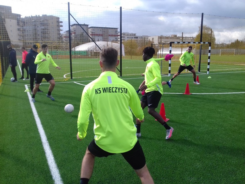 Wieczysta Kraków. Trening piłkarzy "dream teamu" z klasy okręgowej na nowym boisku [DUŻO ZDJĘĆ]