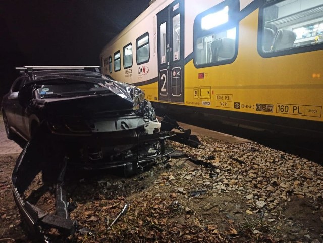 Do wypadku samochodu i pociągu doszło na nowo otwartej linii kolejowej do Jelcza-Laskowic