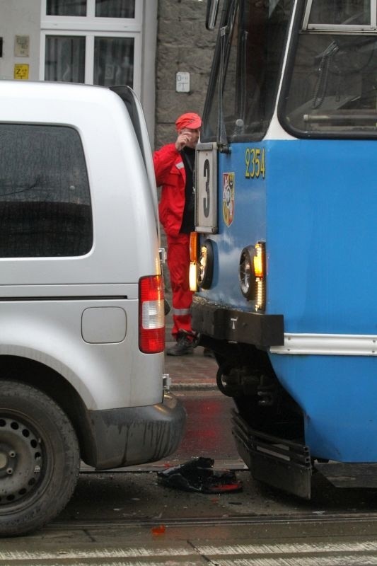 Wypadek tramwaju i dwóch aut na Traugutta