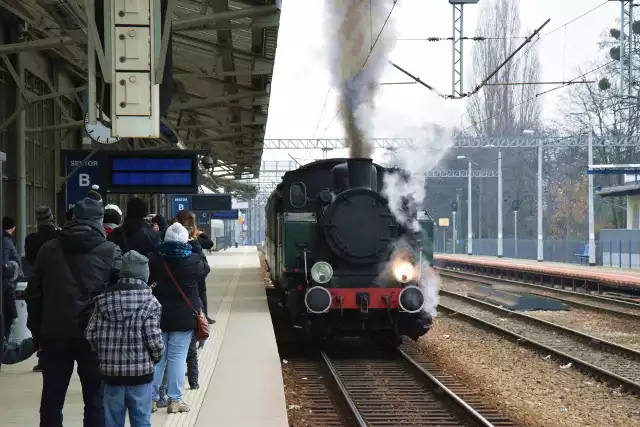 Pociąg z parowozem TKh 05353 wyjeżdża z Wrocławia Głównego, 11.02.2017