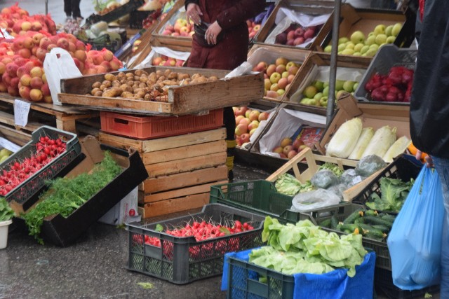 W sobotę, 9 kwietnia, na giełdzie w Sandomierzu nie brakowało sezonowych warzyw i owoców. To tu można kupić świeże i zdrowe produkty spożywcze od lokalnych rolników. Zobaczcie, co można było kupić w sobotę i jakie były ceny>>>