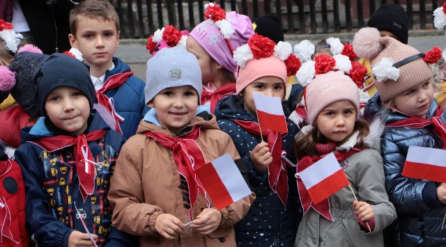 Dzieci i nastolatki z grudziądzkich szkół wzięły udział w akcji "Światełko pamięci dla naszych bohaterów". Wspólnie odśpiewano hymn państwowy pod pomnikiem Żołnierza Polskiego na Rynku głównym w Grudziądzu