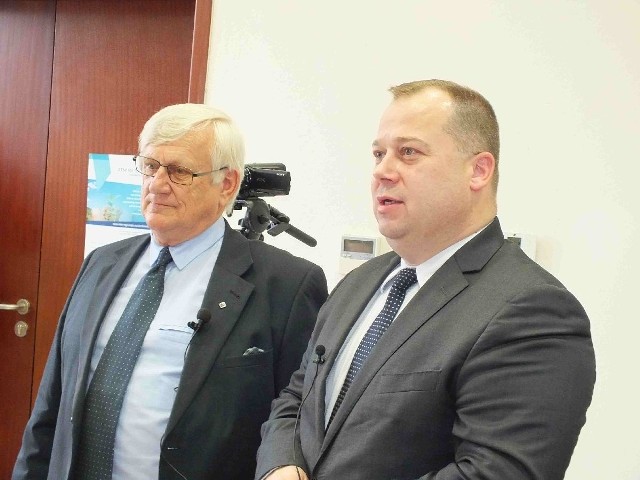 Spotkanie z zagranicznymi gośćmi prowadzili: od lewej: Ryszard Nosowicz- prezes Agencji Rozwoju Regionalnego w Starachowicach i Marek Szczepanik- członek zarządu województwa świętokrzyskiego