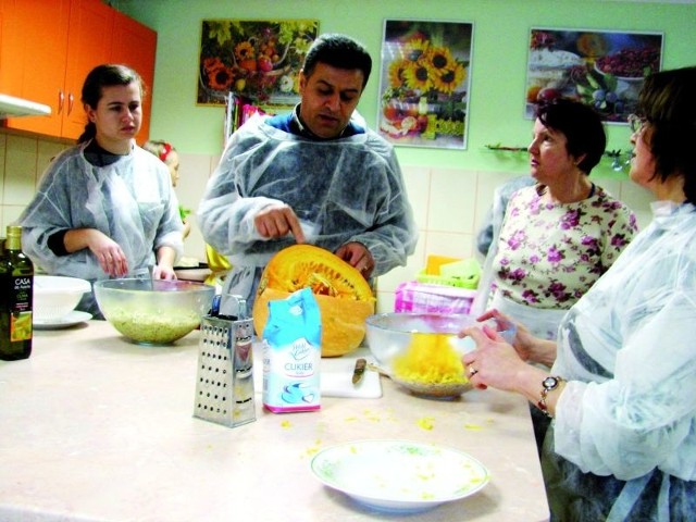 W środę na wigilijnym stole pojawiły się m.in. paszteciki z dynią i papryką oraz ryż zawijany w liście winogron, przygotowane przez nauczycieli z Turcji i Bułgarii.