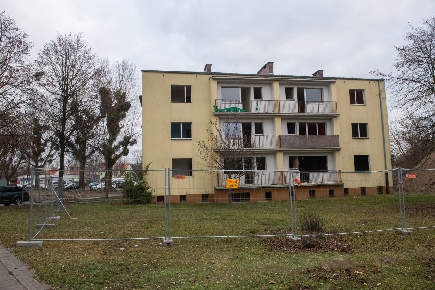 Cały czas trwa również wyburzanie budynków, które znajdują...