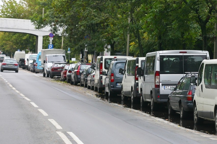 Wrocław: Budują parking przy Hali Ludowej. Na razie parkowanie w okolicy to koszmar