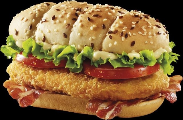 Kanapka Szefowej to jedna z wiosennych propozycji sieci McDonald&#8217;s. Można ją zamówić w dwóch wersjach &#8211; z chrupiącym lub grillowanym kurczakiem.