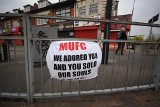 Tysiące kibiców Manchesteru United zgromadziło się pod stadionem Old Trafford. "Pozbądźmy się tych szumowin. Oni nie interesują się klubem"