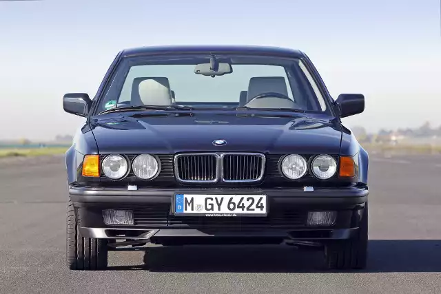 BMW serii 7 E32. Technicznie zaawansowany klasykW pierwszej połowie lat 80. królem limuzyn klasy wyższej był Mercedes klasy S o oznaczeniu W126. Auto oferowało niezrównany komfort podróży, jakość wykonania oraz było wyjątkowo trwałe. BMW z modelem E23, które mimo że było limuzyną zorientowaną na dynamikę jazdy i radość z prowadzenia, nie było w stanie zagrozić swojemu konkurentowi. Do czasu.