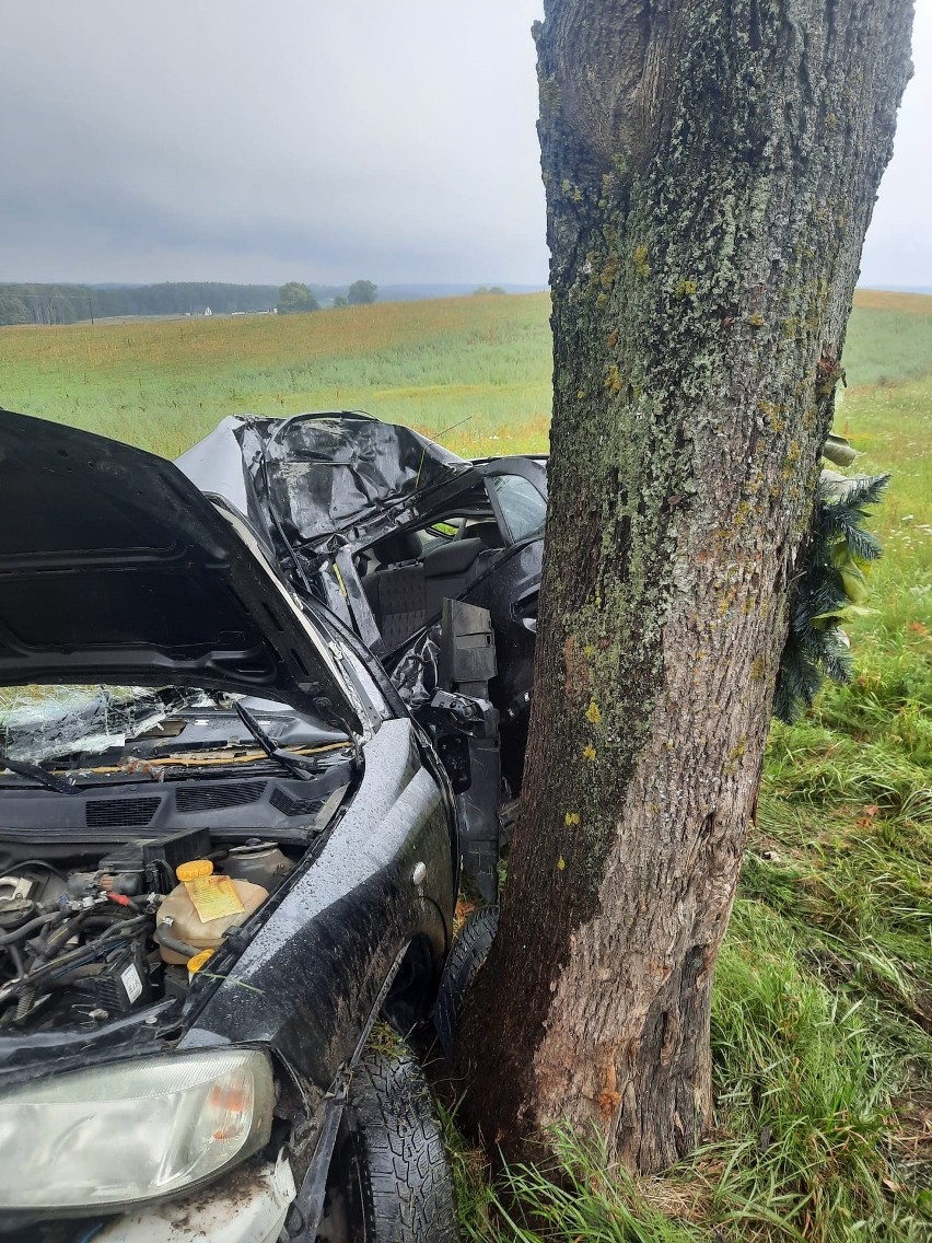 Wilkasy. Wypadek na DK 59. 18-letni kierowca w ciężkim stanie przetransportowany do szpitala. 29.08.2022 r.