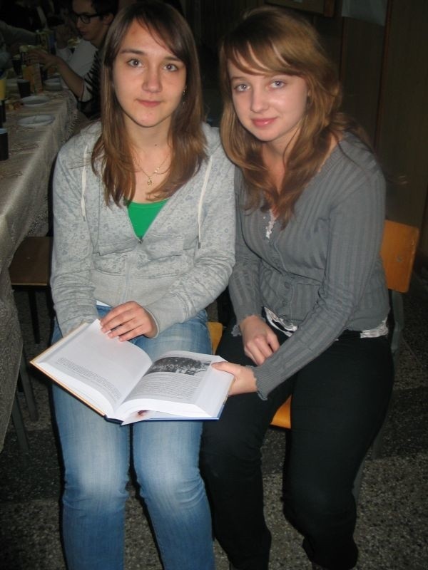 (od lewej) Sylwia i Karolina, licealistki z Tarnobrzega, na naukę języków obcych przeznaczają każdą wolną chwilę, bo zdają sobie sprawę, że języki są przepustką do lepiej płatnego zawodu.