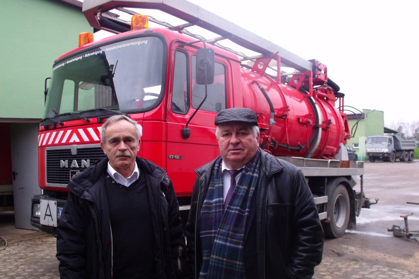 Przed samochodem Zakładu Gospodarki Komunalnej i...