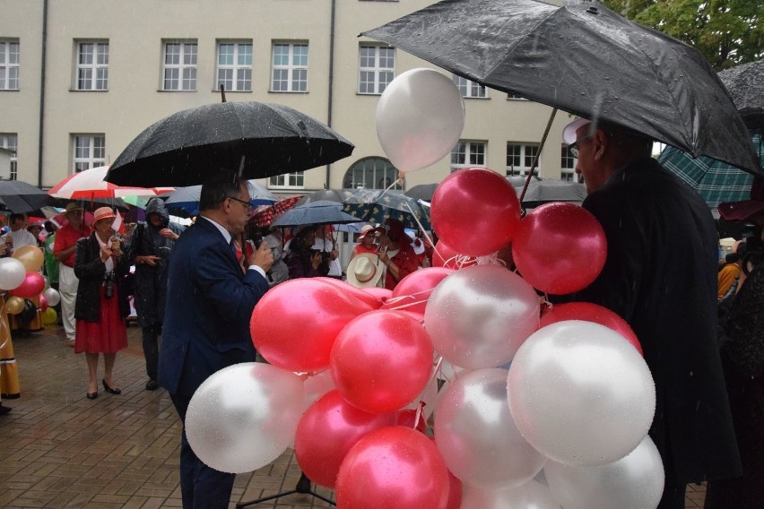 Suwałki: Jarmark Kamedulski. Parada kapeluszy w strugach deszczu (zdjęcia)