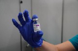 Kolejne zmniejszenie dostaw szczepionek na koronawirusa do Polski - informuje rząd. Tym razem chodzi o szczepionkę Astra Zeneca 