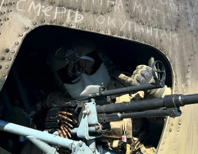 Ukraiński żołnierz na pokładzie śmigłowca Mi-8