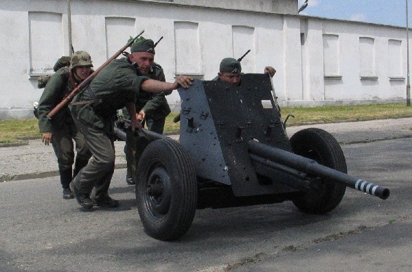 22 czerwca 1941 r. Fall Barbarossa rozpoczął się w Przemyślu. Nz. inscenizacja tego wydarzenia przedstawiona przez przemyskich rekonstruktorów.