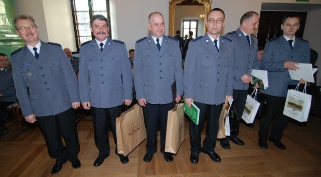 Zwycięscy (od lewej): Aspirant sztabowy Piotr Majewski, aspirant sztabowy Wiesław Pytelewicz, aspirant sztabowy Gustaw Dziura &#8211; wszyscy z Sandomierza. Młodszy aspirant Marek Stylski z Koprzywnicy,  starszy aspirant Bogdan Zaroda z Klimontowa oraz młodszy aspirant Piotr Furman z Wilczyc.