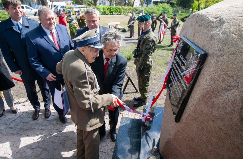 Ppłk prof. Zbigniew Kikiewicz odsłania obelisk...