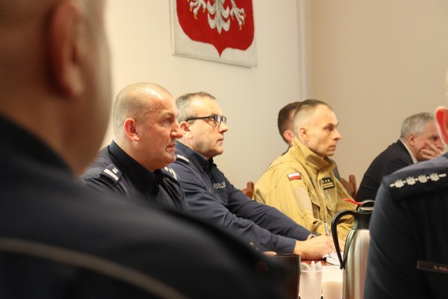 Policyjne statystyki za 2022 rok przedstawił samorządowcom, prokuratorom, strażakom i pracownikom nadleśnictw Andrzej Borzyszkowski, komendant powiatowy policji w Bytowie (na zdjęciu drugi z lewej)