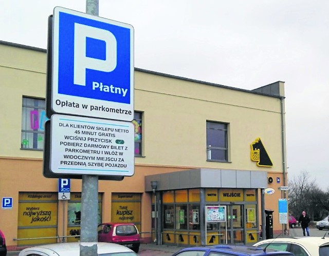 Postój na parkingu przed sklepem Netto przy ul. Banacha  powyżej 45 minut jest już płatny.