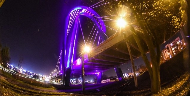 Podświetlony na fioletowo most w Bydgoszczy.