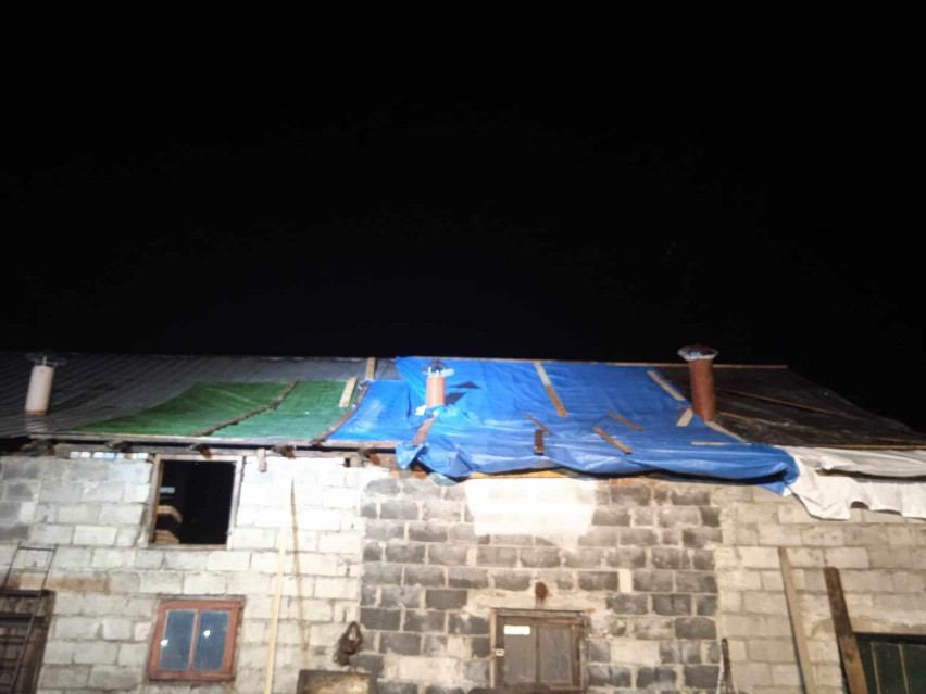 Zerwany częściowo dachu budynku gospodarczego w Woli...