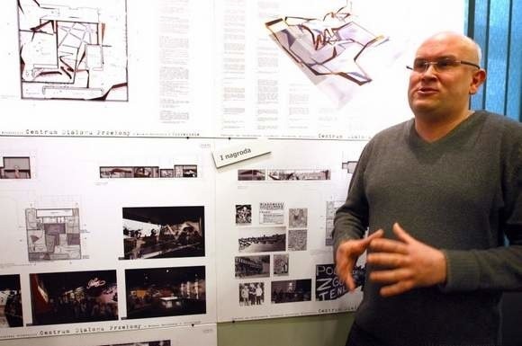Michał Czasnojć pokazuje swój projekt ekspozycji przyszłego Centrum Dialogu "Przełomy".