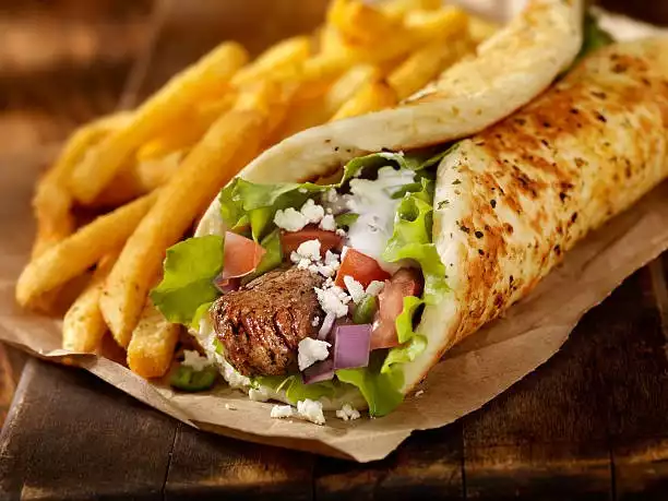 Kebab, tradycyjne danie kuchni tureckiej już na stałe zagościło w naszym menu. Ma tyle samo zwolenników co przeciwników, ale jedno można o nim powiedzieć - jest pyszny. A które lokale w Sandomierzu serwują najlepsze kebaby? Zobacz w naszej galerii.>>>ZOBACZ WIĘCEJ NA KOLEJNYCH SLAJDACH