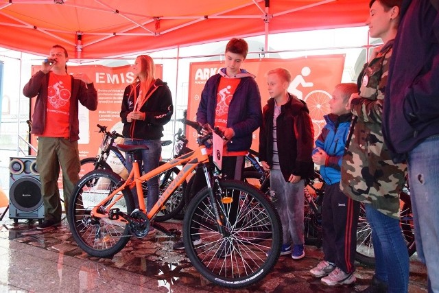 Rower pomaga 2017. W ramach akcji Fundacji Ekologicznej Arka dzieci dostały rowery.