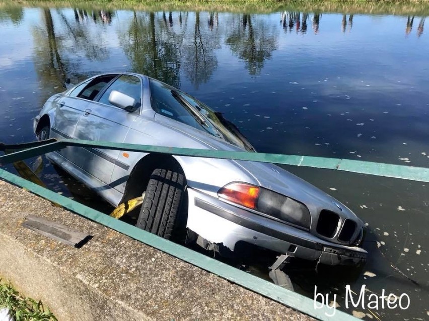 Tragedia: do rzeki wpadł samochód BMW. Są ofiary śmiertelne