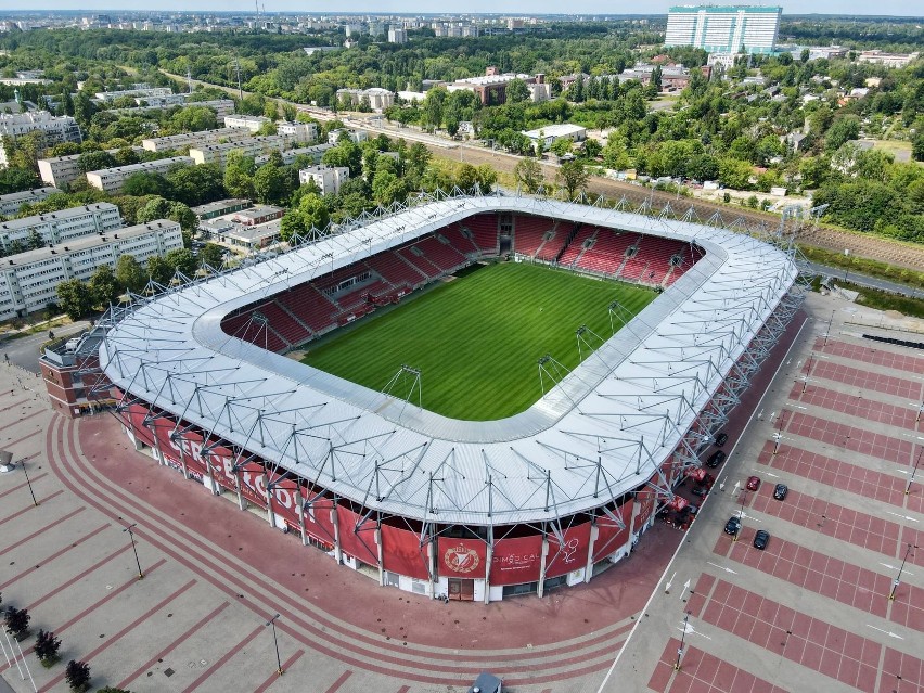 Stadion Widzewa już z nową murawą. Trawa taka jak na PGE Narodowym. Zdjęcia