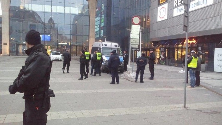 Alarm bombowy w Katowicach. Ktoś zostawił walizkę [NOWE ZDJĘCIA]